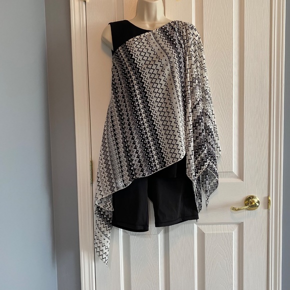 BUY 2 ITEMS & GET 1 FREE: Elan Sheer B&W Chevron Poncho OS - Picture 2 of 9